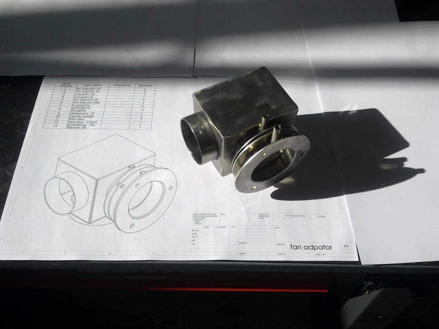 Disegno tecnico e componente in lamiera lavorato